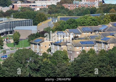 Panneaux solaires sur l'hébergement étudiant à Paddock Field Halls of Residence, Université de Brighton. (Campus de Falmer.) Banque D'Images