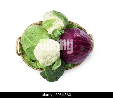 Plateau en osier avec différents types de chou frais sur fond blanc, vue du dessus Banque D'Images