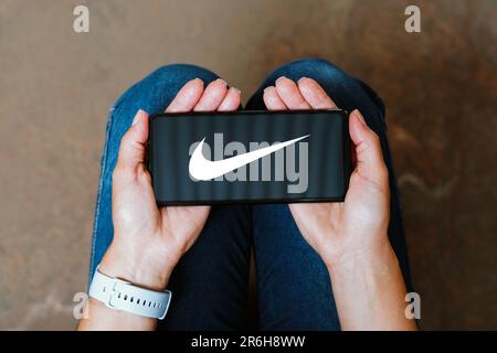 Dans cette illustration, le logo Nike, Inc. S'affiche sur l'écran d'un smartphone. Banque D'Images