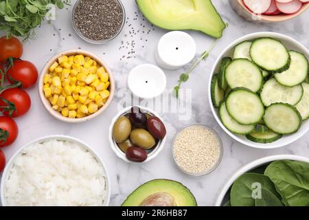 Ingrédients pour poke Bowl sur une table en marbre blanc, à plat Banque D'Images