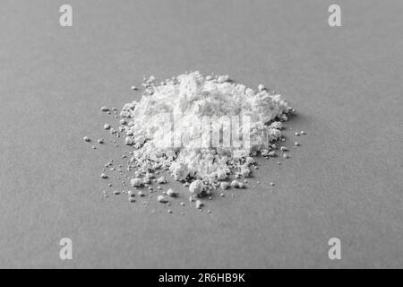Tas de poudre de carbonate de calcium sur table grise Banque D'Images