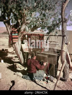 1950S NAVAJO NATIVE AMÉRICAINE FEMME EN MÉTIER À TISSER COUVERTURE DE TISSAGE CAMERON ARIZONA USA - KI10990 CPC001 HARS INSPIRATION INDIENS TRADITIONNELS ÉTATS-UNIS D'AMÉRIQUE NAVAJO WESTERN CRAFT SPIRITUALITÉ TEXTILE MOYEN-ÂGE AMÉRIQUE DU NORD AMÉRIQUE DU NORD MOYEN-ÂGE FEMME D'ÂGE HAUT ANGLE AVENTURE TRADITION FIERTÉ OCCUPATIONS LOCALES CONCEPTUEL ARIZONA ARTS CULTURE ÉTABLIE IMAGINATION NATION NAVAJO NATIVE AMÉRIQUE DU SUD-OUEST CRÉATIVITÉ AUTOCHTONES AMÉRICAINS TISSAGE AZ CAMERON LOOM INDIGÈNE ANCIEN STYLE DU SUD-OUEST TISSERAND Banque D'Images