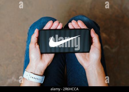 Brésil. 9th juin 2023. Dans cette illustration, le logo Nike, Inc. S'affiche sur l'écran d'un smartphone. (Credit image: © Rafael Henrique/SOPA Images via ZUMA Press Wire) USAGE ÉDITORIAL SEULEMENT! Non destiné À un usage commercial ! Banque D'Images