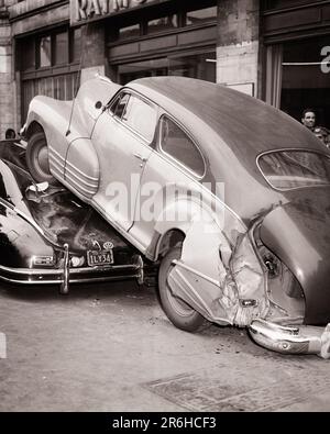 1940S COLLISION DE DEUX VOITURES UNE VOITURE POUSSÉE SUR L'AUTRE - M2218 HAR001 HARS ACCIDENTS CONNEXION AUTOMOBILE CONCEPTUELLE ACCIDENT ACCIDENT TOTAL VÉHICULES ÉPAVE CATASTROPHE MONTAGE MALHEUR ÉPAVE NOIR ET BLANC HAR001 DÉMODÉE RUINÉE Banque D'Images