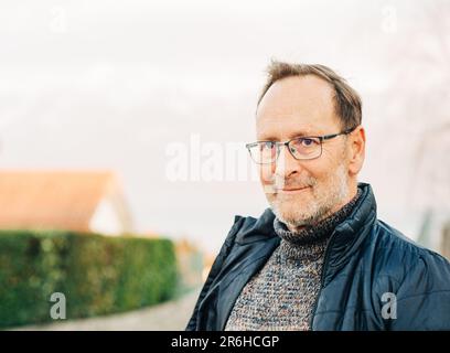 Portrait extérieur d'un homme d'âge moyen portant des lunettes Banque D'Images