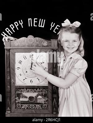 1940S BLONDE FILLE RUBAN DANS LES CHEVEUX SOURIANT REGARDANT LE RÉGLAGE DE L'APPAREIL PHOTO FANTAISIE ANTIQUE HORLOGE À 12 MINUIT BONNE ANNÉE SYMBOLIQUE - N151 HAR001 HARS FEMMES STUDIO PRISE DE VUE SANTÉ MAISON VIE COPIE ESPACE DEMI-LONGUEUR FANTAISIE CONFIANCE HEURE B&W CONTACT VISUEL BONHEUR EXCITATION JOYEUSE LES FÊTES DU NOUVEL AN SOURIT CONCEPTUEL JOYEUSE MINUIT ÉLÉGANT SYMBOLIQUE JUVÉNILES 12 NOIR ET BLANC RACE BLANCHE HAR001 JANVIER 1 NOUVELLE ANNÉE NOUVELLE ANNÉE À L'ANCIENNE Banque D'Images