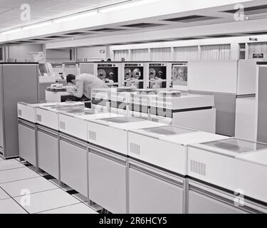 1960S HOMME ANONYME TECHNICIEN DANS UNE GRANDE SALLE INFORMATIQUE MAINFRAME METTANT DES DISQUES DE STOCKAGE SUR PLATEAU AMOVIBLES DANS L'UN DES PLUSIEURS LECTEURS - O2753 HAR001 HARS PERSONNES TECHNICIEN HOMMES PROFESSION B&W TRAITEMENT COMPÉTENCES MÉTIER MAINFRAME GRAND ANGLE CARRIÈRES ÉLECTRONIQUE SAVOIR PUISSANT INDÉPENDANT MÉTIERS DE L'INNOVATION HIGH TECH CONCEPT SÉPARÉ SOLITAIRE ANONYME SOLO HAUTE VITESSE BOBINE À BOBINE JEUNE HOMME ADULTE NOIR ET BLANC CAUCASIENS CALCUL DE L'ETHNICITÉ HAR001 INDIVIDU VIEUX MODE Banque D'Images