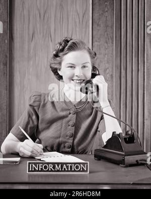 1940S RÉCEPTIONNISTE SOURIANTE DU BUREAU SECRÉTAIRE ASSIS AU BUREAU D'INFORMATION PARLANT AU TÉLÉPHONE PRENDRE DES NOTES REGARDANT LA CAMÉRA - O522 HAR001 HARS STYLE DE RÉCEPTIONNISTE ACCUEIL COMMUNICATION CARRIÈRE JEUNE ADULTE NOTES INFORMATION ASSISTANT HEUREUX STYLE DE VIE SATISFACTION COMMIS FEMMES EMPLOIS STUDIO SHOT SAINTETÉ COMMUNIQUER ESPACE DE COPIE AMITIÉ FEMMES PERSONNES PROFESSION CONFIANCE B&W OEIL CONTACT COMPÉTENCE PROFESSION BONHEUR COMPÉTENCES TÊTE ET ÉPAULES GAIES SERVICE À LA CLIENTÈLE CARRIÈRES COIFFURE EMPLOYÉ DE BUREAU SUR LES OCCUPATIONS TÉLÉPHONES SOURIT CONNEXION GAL VENDREDI TÉLÉPHONES ADMINISTRATEUR JOYEUX Banque D'Images