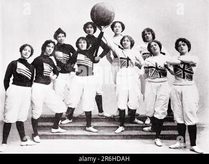 1900S ÉQUIPES ANGLAISES ET AMÉRICAINES DE NET-BALL DAMES QUI ONT JOUÉ DES JEUX D'EXPOSITION À L'ALHAMBRA LONDRES ANGLETERRE REGARDANT LA CAMÉRA - O6152 CPC001 HARS ATHLETIC CONFIDENCE ENGLISH B&W EYE CONTACT ÉCOLES AVENTURE ET LOISIRS FIERTÉ DANS LES SPORTS PROFESSIONNELS 10 ELÉGANT QUE LES CONCURRENTS DE SPORT DE BALLE DE COOPÉRATION CRÉÉ ONT JOUÉ DES ÉQUIPES DE TOGETHERNESS JEUNE FEMME ADULTE NOIR ET BLANC EXPOSITION ETHNIQUE CAUCASIENNE VIEUX RARE À L'ANCIENNE Banque D'Images