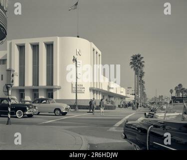 1950S BÂTIMENT NBC AU COUCHER DU SOLEIL ET DES PALMIERS BORDENT LA RUE CE BÂTIMENT ART DÉCO A DÉMOLI 1964 HOLLYWOOD CALIFORNIA USA - Q53017 CPC001 HARS NORD-AMÉRICAIN RÊVES STRUCTURE AVENTURE DÉCO VIGNE ET EXCITATION À L'EXTÉRIEUR DE LA CA OCCUPATIONS CÔTE OUEST VILLES IMAGINATION CHIC NBC AU-DELÀ DE LA CRÉATIVITÉ ART DÉCO NOIR ET BLANC DÉMOLI À L'ANCIENNE Banque D'Images