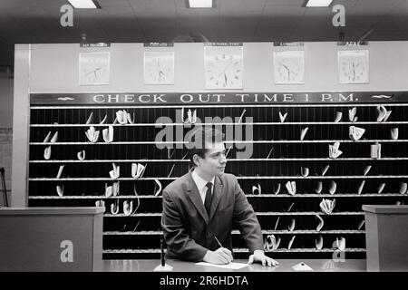 1960S RÉCEPTIONNISTE À LA RÉCEPTION PORTE-MESSAGES HEURE DE DÉPART 1 HEURES HORLOGES DIVERS WORLD TIMES EMPIRE HÔTEL NOUVEAU YORK CITY USA - Q68251 CPC001 EMPLOIS HARS COMMIS ÉTATS-UNIS COPY SPACE PERSONNES ÉTATS-UNIS D'AMÉRIQUE HOMMES PROFESSION MANAGEMENT EMPIRE CONFIDENCE B&W AMÉRIQUE DU NORD COMPÉTENCES EN COSTUME ET CRAVATE EN AMÉRIQUE DU NORD COMPÉTENCES EN OCCUPATION SERVICE À LA CLIENTÈLE RÉCEPTION CARRIÈRES HORLOGES CONNAISSANCE CLERKS AUTHORITY NYC OCCUPATIONS NEW YORK LES VILLES SOUTIENNENT DIVERS NEW YORK CITY SLOTS PM JEUNE HOMME ADULTE NOIR ET BLANC MESSAGE D'ORIGINE ETHNIQUE CAUCASIENNE À L'ANCIENNE Banque D'Images