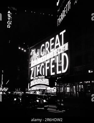 1930S 1936 CINÉMA MARQUEE HOTEL ASTOR NEW YORK CITY TIMES SQUARE MONTRANT LE GRAND CINÉMA ZIEGFELD ASTOR BROADWAY 45TH STREET - Q74366 CPC001 HARS NORTH AMERICAN MIDTOWN NEON CENTRE URBAIN FILMS CINÉMAS NOM LOISIR EXCITATION EXTÉRIEUR CÉLÈBRE BAS ANGLE GOTHAM À NEW YORK 45TH STREET CONCEPTUEL NEW YORK 1936 VILLES NEW YORK VILLE ASTOR FILM IMAGES FILMS TIMES SQUARE BROADWAY VIE NOCTURNE ASTOR HÔTEL BIG APPLE NOIR ET BLANC ANCIEN STYLE ZIEGFELD Banque D'Images