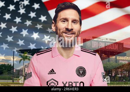 Lionel Messi avec le maillot Inter Miami, le stade et le drapeau américain en arrière-plan Banque D'Images