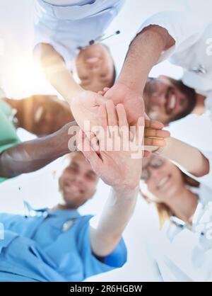 GROUPE DE STAGIAIRES MULTINATIONAUX SOURIANT Banque D'Images