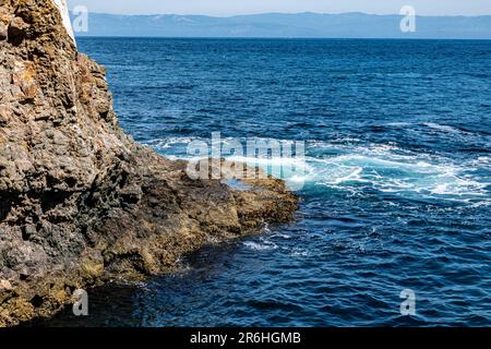 Vue sur l'île d'Anacapa depuis un bateau dans le parc national des îles Anglo-Normandes Banque D'Images