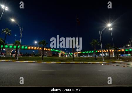 Suivez Junction dans le centre-ville de Sanliurfa la nuit. Banque D'Images