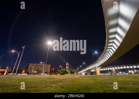 Suivez Junction dans le centre-ville de Sanliurfa la nuit. Banque D'Images