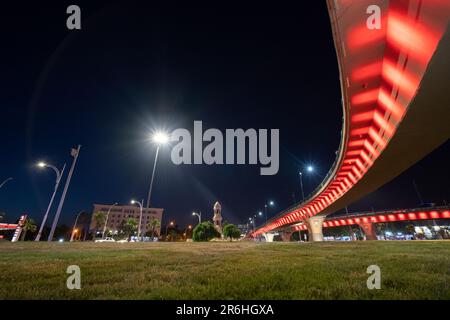 Suivez Junction dans le centre-ville de Sanliurfa la nuit. Banque D'Images