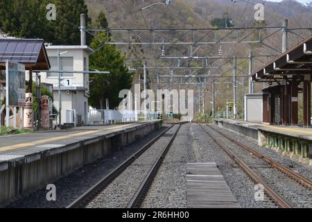 Les plates-formes vides à la gare de Sakunami de Japan Rail dans les montagnes près de Sendai est propre et ordonné, n'a pas de train mais a des poupées kokeshi locales Banque D'Images