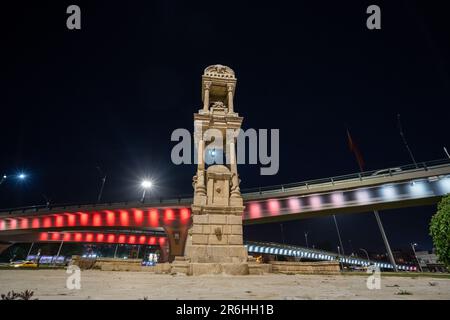 Suivez Junction dans le centre-ville de Sanliurfa la nuit. Sanliurfa, Turquie - 06 juin 2023. Banque D'Images