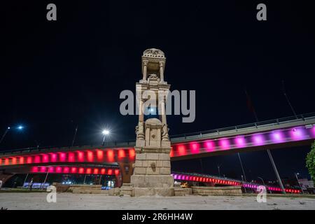 Suivez Junction dans le centre-ville de Sanliurfa la nuit. Banque D'Images