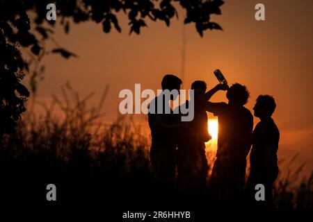 Londres, Royaume-Uni. 9th juin 2023. Météo au Royaume-Uni : coucher de soleil spectaculaire depuis le sommet de Greenwich Park comme première alerte sanitaire de chaleur de l'année est émis dans une grande partie de l'Angleterre, alors que les températures continuent à augmenter. Certaines parties du pays devraient être plus chaudes que Marbella, Ibiza et Ténérife dans les jours à venir, car un panache d'air chaud se déplace du sud, dit le bureau met. Credit: Guy Corbishley/Alamy Live News Banque D'Images