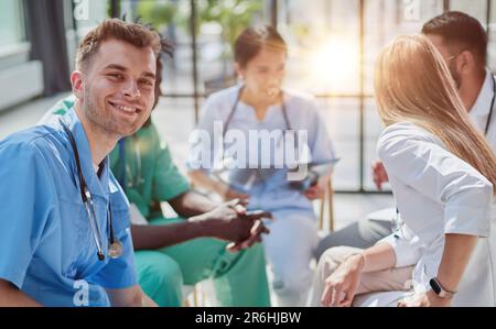 Groupe de médecins qui s'intéressent à la radiographie sur la conférence médicale, discutant des questions. Banque D'Images