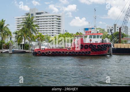 Remorqueur rouge sur la rive de la rivière en Floride du Sud Banque D'Images