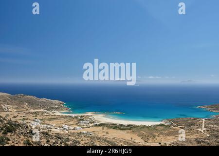 Vue panoramique sur la célèbre plage de Manganari à iOS Grèce Banque D'Images