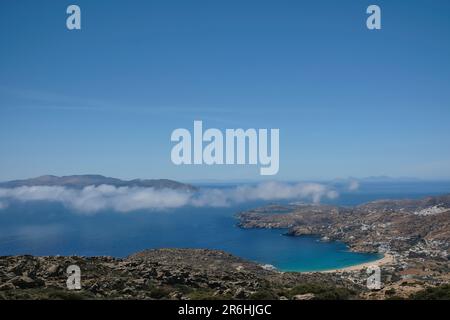 Vue panoramique réelle sur la plage de Mylopotas et l'île d'iOS Grèce Banque D'Images