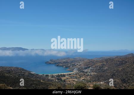 Vue panoramique réelle sur la plage de Mylopotas et l'île d'iOS Grèce Banque D'Images