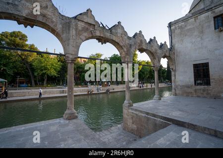 Touristes à Balikligol dans Sanliurfa. Banque D'Images