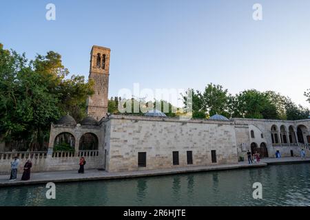 Touristes à Balikligol dans Sanliurfa. Banque D'Images