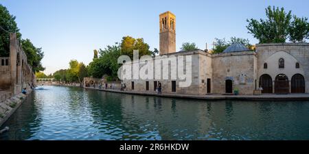 Vue panoramique sur Balikligol et les touristes à Sanliurfa. Banque D'Images