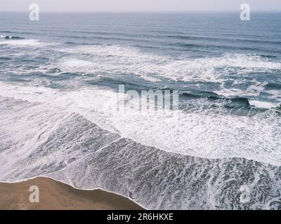 Textures et motifs de l'arrivée Surf Roar que le flux mourant s'embue à couches de Beach Wash doublé Banque D'Images