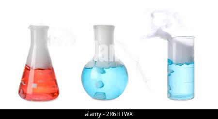 Flacons et béchers de laboratoire avec liquides colorés sur fond blanc. Réaction chimique Banque D'Images