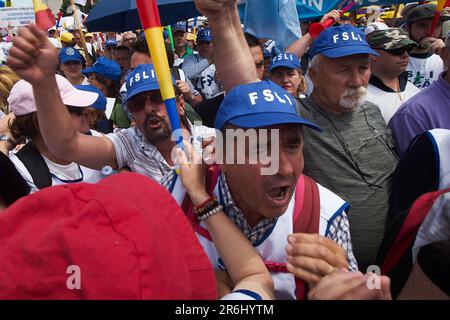 Bucarest, Roumanie. 9th juin 2023 : les manifestants hurlez devant les gendarmes pour ne pas les avoir laissé démarrer la marche lors de la manifestation des enseignants à Bucarest. Près de 12 000 employés du système éducatif, pour la plupart des enseignants, marchent sur la route entre le siège du Gouvernement roumain et le Palais présidentiel à Bucarest, dans la troisième semaine de la grève nationale. Plusieurs fédérations syndicales de l'éducation ont entamé une grève nationale sur 22 mai, exigeant des salaires plus élevés et de meilleures conditions de travail. Credit: Lucien Alecu/Alamy Live News Banque D'Images