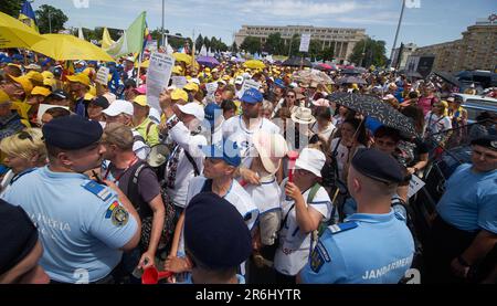 Bucarest, Roumanie. 9th juin 2023 : des gendarmes protègent les enseignants, devant le Palais Victoria, le siège du gouvernement roumain, à Bucarest. Près de 12 000 employés du système éducatif, pour la plupart des enseignants, marchent sur la route entre le siège du Gouvernement roumain et le Palais présidentiel à Bucarest, dans la troisième semaine de la grève nationale. Plusieurs fédérations syndicales de l'éducation ont entamé une grève nationale sur 22 mai, exigeant des salaires plus élevés et de meilleures conditions de travail. Credit: Lucien Alecu/Alamy Live News Banque D'Images