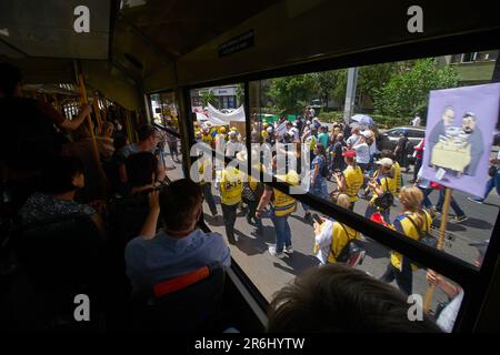 Bucarest, Roumanie. 9th juin 2023 : les passagers des tramways regardent la manifestation des enseignants, à Bucarest. Près de 12 000 employés du système éducatif, pour la plupart des enseignants, marchent sur la route entre le siège du Gouvernement roumain et le Palais présidentiel à Bucarest, dans la troisième semaine de la grève nationale. Plusieurs fédérations syndicales de l'éducation ont entamé une grève nationale sur 22 mai, exigeant des salaires plus élevés et de meilleures conditions de travail. Credit: Lucien Alecu/Alamy Live News Banque D'Images