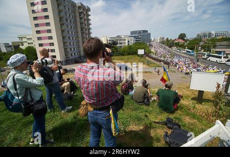 Bucarest, Roumanie. 9th juin 2023 : des membres de la presse photographient les manifestations des enseignants depuis une colline de Bucarest. Près de 12 000 employés du système éducatif, pour la plupart des enseignants, marchent sur la route entre le siège du Gouvernement roumain et le Palais présidentiel à Bucarest, dans la troisième semaine de la grève nationale. Plusieurs fédérations syndicales de l'éducation ont entamé une grève nationale sur 22 mai, exigeant des salaires plus élevés et de meilleures conditions de travail. Credit: Lucien Alecu/Alamy Live News Banque D'Images