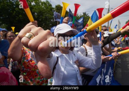 Bucarest, Roumanie. 9th juin 2023 : une femme qui souffle une trompette donne un pouce pendant la manifestation des enseignants, à Bucarest. Près de 12 000 employés du système éducatif, pour la plupart des enseignants, marchent sur la route entre le siège du Gouvernement roumain et le Palais présidentiel à Bucarest, dans la troisième semaine de la grève nationale. Plusieurs fédérations syndicales de l'éducation ont entamé une grève nationale sur 22 mai, exigeant des salaires plus élevés et de meilleures conditions de travail. Credit: Lucien Alecu/Alamy Live News Banque D'Images