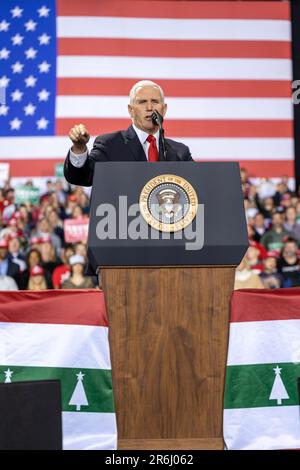 Le vice-président Mike Pence lors d'un rassemblement à Battle Creek, Michigan, en même temps que la Chambre des représentants votant pour destituer le président Trump. Banque D'Images