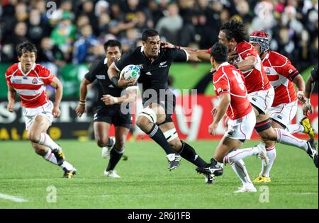 Jerome Kaino, en Nouvelle-Zélande, traverse le Japon lors d'un match de billard A de la coupe du monde de rugby 2011, au stade Waikato, à Hamilton, en Nouvelle-Zélande, vendredi, 16 septembre 2011. Banque D'Images