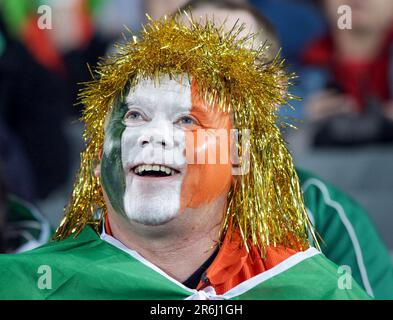 Un supporter irlandais regarde son équipe vaincre l'Australie lors d'un match de billard C de la coupe du monde de rugby 2011, Eden Park, Auckland, Nouvelle-Zélande, samedi, 17 septembre 2011. Banque D'Images