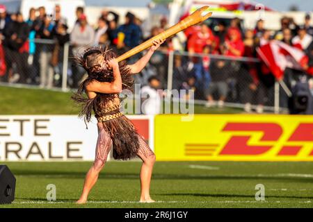 Un guerrier maori accueille les Tonga et les équipes canadiennes sur le terrain pour un match de la coupe du monde de rugby 2011, Northland Events Center, Whangarei, Nouvelle-Zélande, mercredi, 14 septembre 2011. Banque D'Images