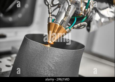 l'imprimante 3d réalise des détails mécaniques avec de la poudre de métal en magasin Banque D'Images