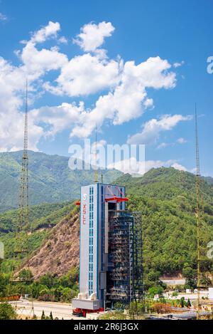 XICHANG, CHINE - le 30 MAI 2023 - la tour de lancement 3 est située au centre de lancement de Xichang à Xichang, dans la province du Sichuan, en Chine, au 30 mai 2023. Xi Banque D'Images