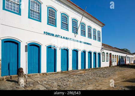 Vue sur un ensemble de maisons coloniales le long d'une rue pavée par une journée ensoleillée dans la ville historique de Paraty, Brésil, patrimoine mondial de l'UNESCO Banque D'Images