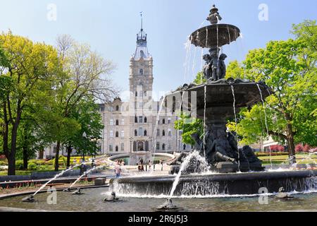 Façade de l'édifice du Parlement du Québec et de la fontaine Tourny au premier plan Banque D'Images