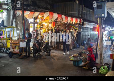 Yogyakarta, Indonésie - 23 mai 2023 : personnes sur la célèbre rue Malioboro à Yogyakarta, Indonésie. Banque D'Images